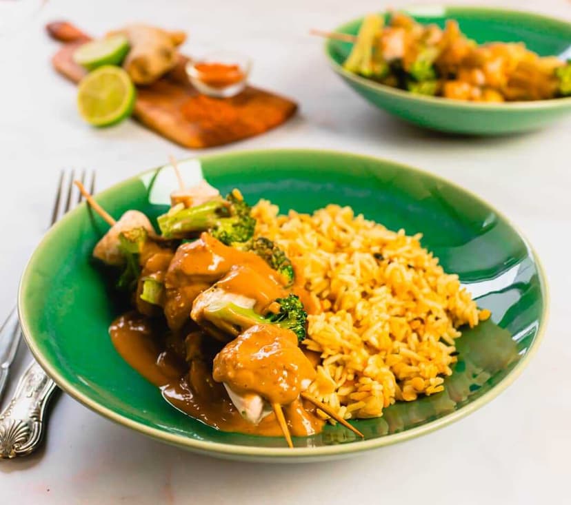 Brochettes de poulet saté et riz aux lentilles